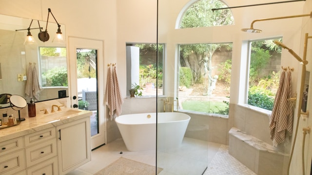 bathroom design with tub